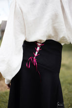 Charger l&#39;image dans la galerie, jupe longue et ample en drap de laine lacée dans le dos. Créatrice Maureen 