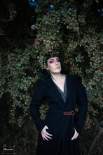 Charger l&#39;image dans la galerie, long manteau noir pure laine réalisé par la créatrice Maureen. Style Steampunk