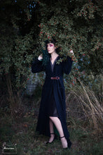 Charger l&#39;image dans la galerie, long manteau noir pure laine réalisé par la créatrice Maureen. Style Steampunk