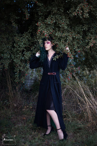 long manteau noir pure laine réalisé par la créatrice Maureen. Style Steampunk