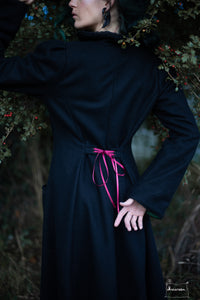long manteau noir pure laine réalisé par la créatrice Maureen. Style Steampunk