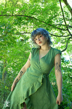 Charger l&#39;image dans la galerie, robe portefeuille vert absinthe créatrice Maureen en lin biologique