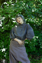 Charger l&#39;image dans la galerie, chemisier gris en lin, teinture végétale par la créatrice teinturière Maureen, style victorien
