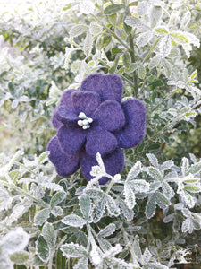 Broche fleur d'aubépine violette (teinture végétale)