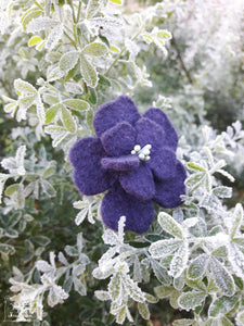 Broche fleur d'aubépine violette (teinture végétale)