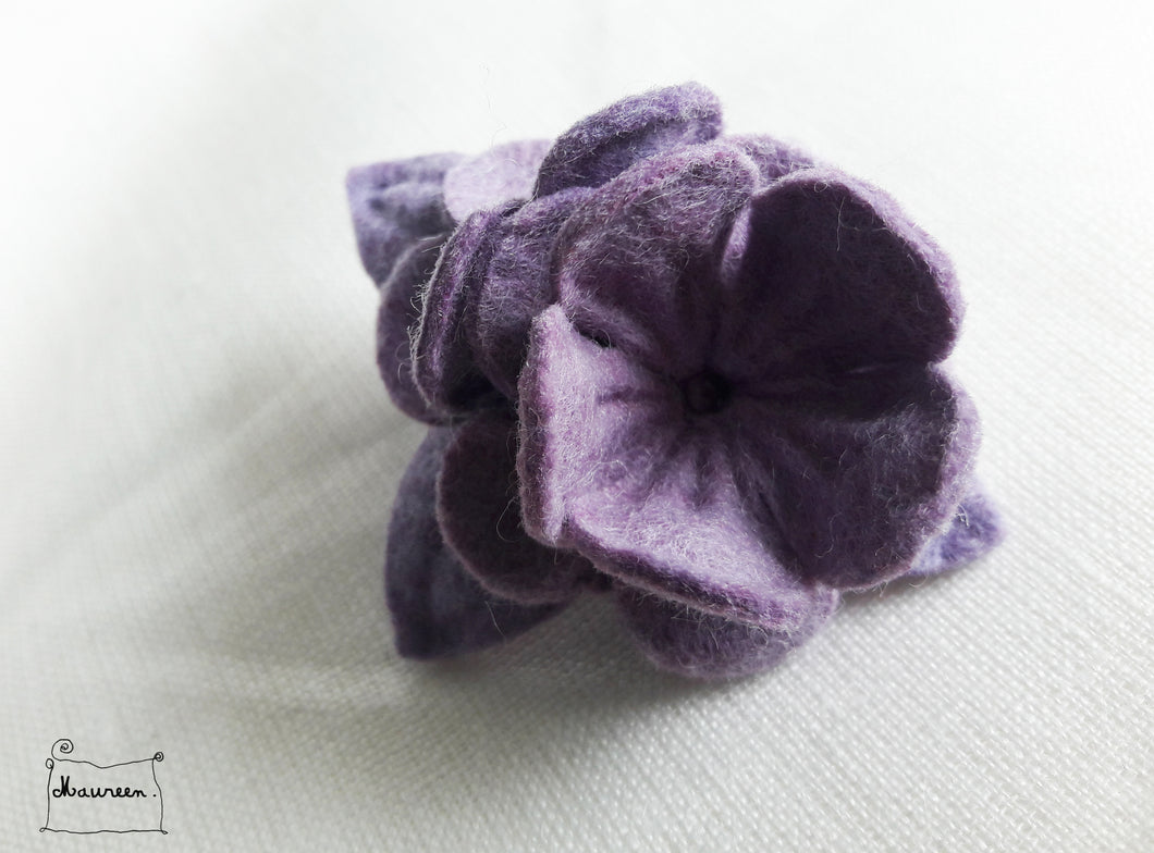 jolie barrette fleur en feutre mauve par la créatrice Maureen
