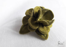 Charger l&#39;image dans la galerie, la barrette delph&#39; est une composition de deux fleurs en feutrine vert lichen par la créatrice Maureen