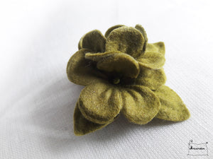 barrette fleur en feutrine vert lichen réalisée par la créatrice Maureen