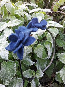serre tête orné de fleurs bleues en laine teinte à l'indigo. Création Maureen fabriqué en Bretagne