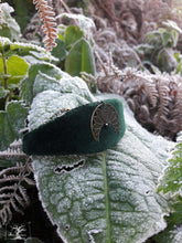 Charger l&#39;image dans la galerie, bracelet perséide en velours et soie vert forêt &amp; éventail