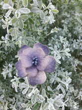 Charger l&#39;image dans la galerie, broche fleur d&#39;aubépine coloris violet fâné (teinture végétale)