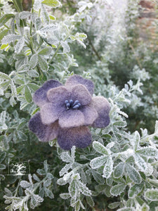 broche fleur d'aubépine coloris violet fâné (teinture végétale)