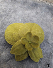 Charger l&#39;image dans la galerie, broche en laine feutrée vert lichen, composée de deux feuilles nervurées et d&#39;une grande flaur. Créatrice Maureen. Fabriqué en Bretagne