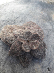 broche en feutre gris naturel chiné, composée de deux feuilles nervurées et d'une grande fleur, créatrice Maureen , fabriqué en Bretagne