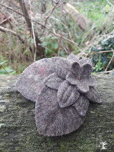 broche en feutre gris naturel chiné, composée de deux feuilles nervurées et d'une grande fleur, créatrice Maureen , fabriqué en Bretagne