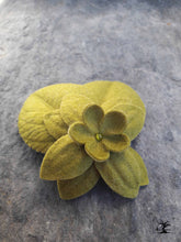 Charger l&#39;image dans la galerie, broche en laine feutrée vert lichen, composée de deux feuilles nervurées et d&#39;une grande flaur. Créatrice Maureen. Fabriqué en Bretagne
