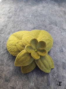 broche en laine feutrée vert lichen, composée de deux feuilles nervurées et d'une grande flaur. Créatrice Maureen. Fabriqué en Bretagne