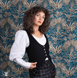 veston en laine noir porté sur un chemisier blanc en drap ancien par la créatrice Maureen